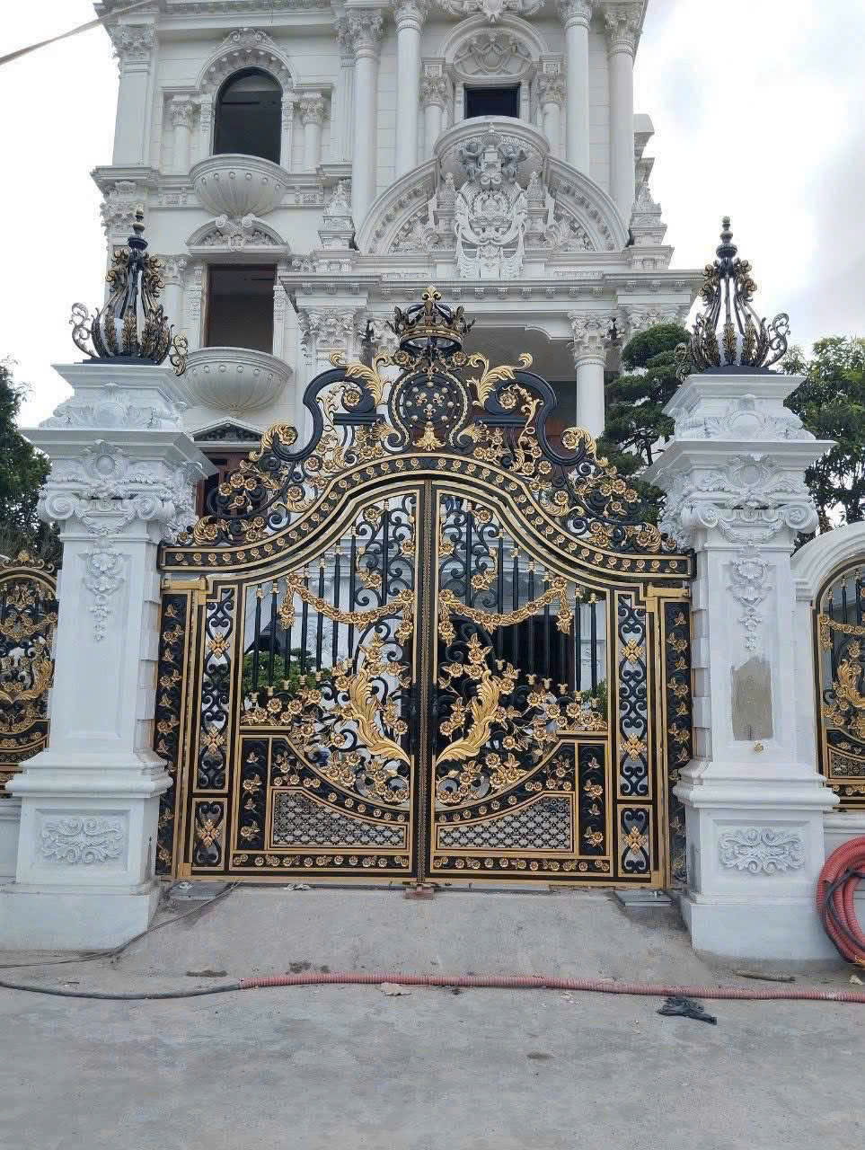 Cổng nhôm đúc Vương Miện Hoa Hồng