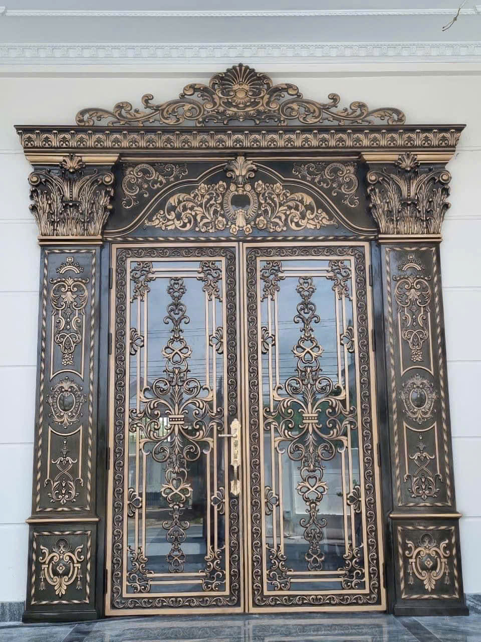 Cửa nhôm đúc Hoa Văn Tân Cổ Điển