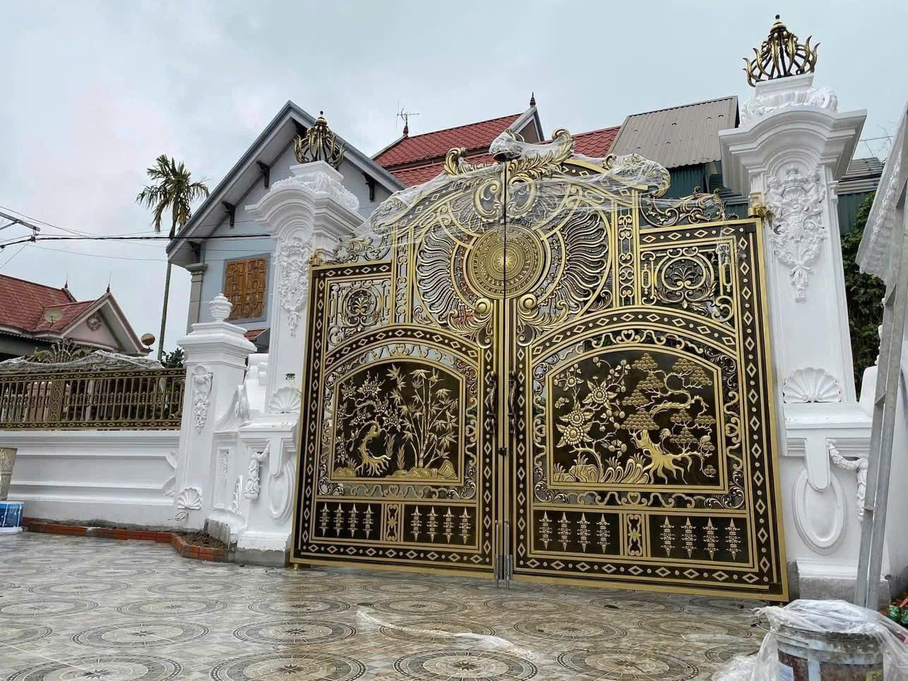 Cổng nhôm đúc Tùng Trúc Cúc Mai