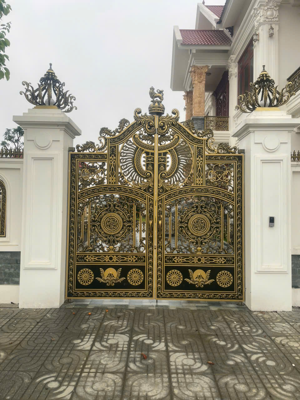 Cổng nhôm đúc Vương Miện Hoàng Gia