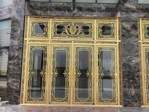 Phụ kiện cổng nhôm đúc cần thiết và cách chọn chống xệ cánh